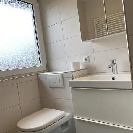 Exklusive, Gepflegte 2-zimmer-wohnung Mit Balkon Und Kuche/bad In شقة