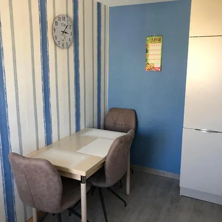Exklusive, Gepflegte 2-zimmer-wohnung Mit Balkon Und Kuche/bad In